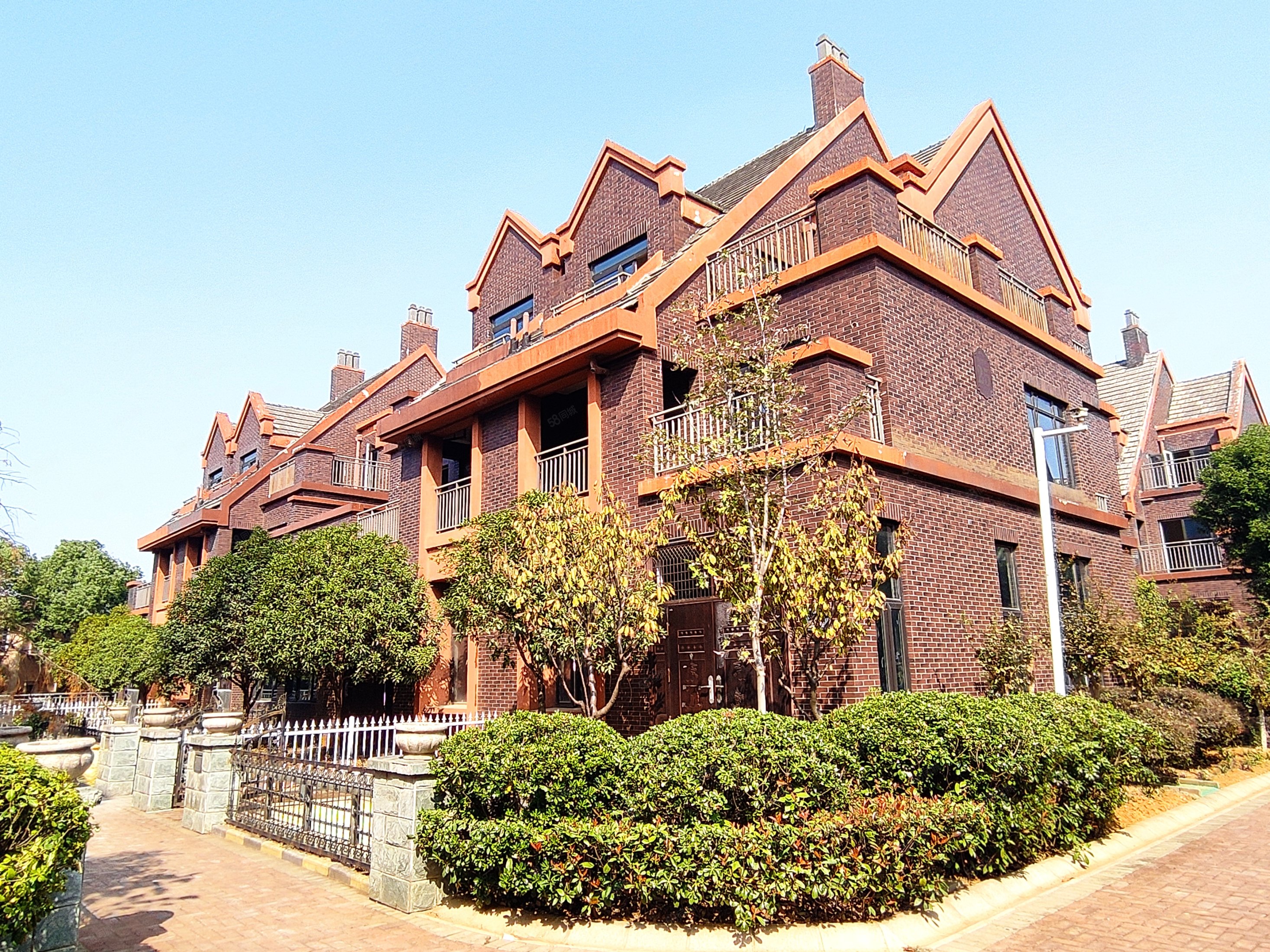 联排别墅 前庭后院 带地下室 车库 倚湖逸墅,藏龙倚湖逸墅-武汉58同城