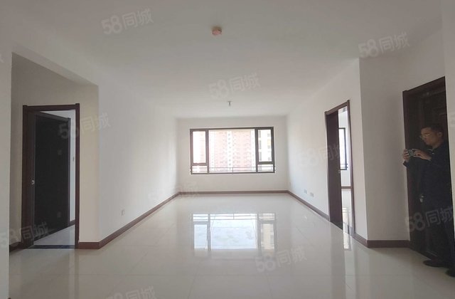 百合新城小高层 带车位储藏室 中间楼层 随时可以看房