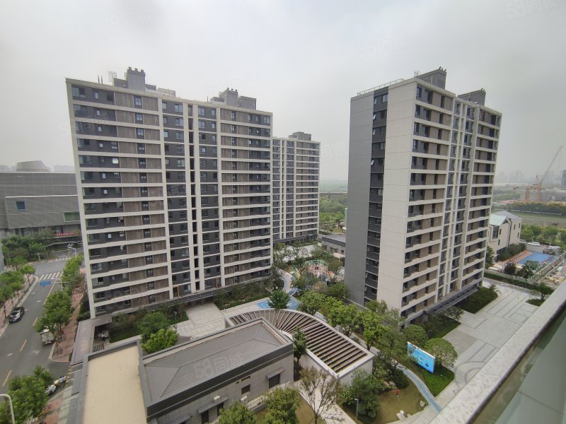 前滩晶萃名邸3室2厅3卫140㎡南2450万