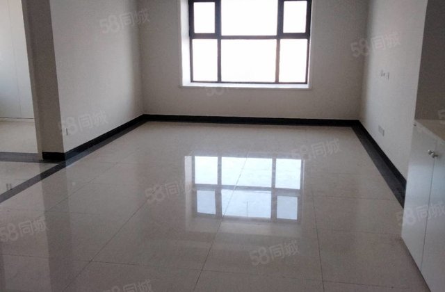 公园附近，电梯房中间楼，精装修，新房未住，边户4室，车位储。