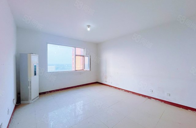 嘉明新城邦电梯房三室两厅两卫，诚心出售看房有钥匙。九中双语。