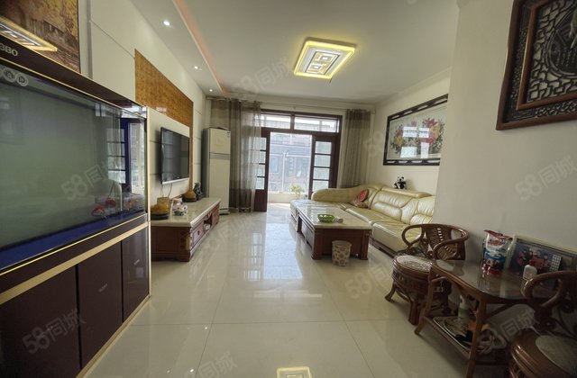 湖边电梯洋房 名人苑三期 简单装修室两卫 有车库有储免大税