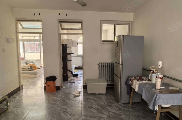 开发区一实验一墙之隔，三室多层二楼，      带18平储