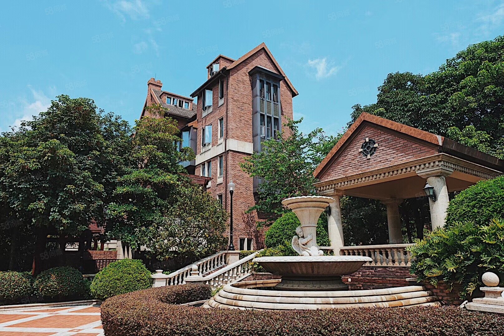 华润橡树湾三层别墅套内使用400平,面宽16米,草地120平