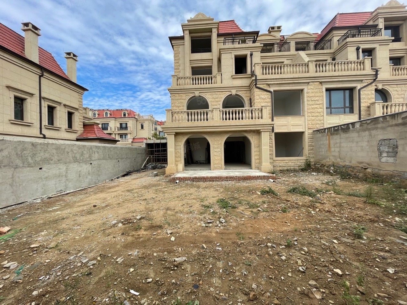 【10图】崂山区次新房别墅 双拼东户 180平米院子 随时实地看房子,鲁