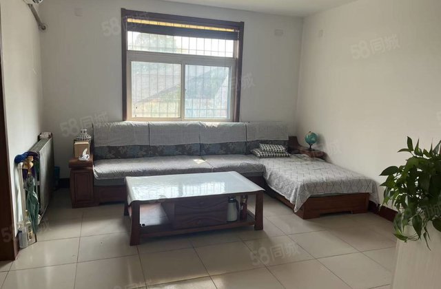 公园中央帝景南孝心一楼东边户可隔三室带2个储藏室停车方便