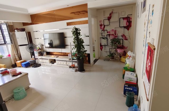 房东直卖，不是中介，阳光逸墅三室两厅两卫。带车位和储藏室。