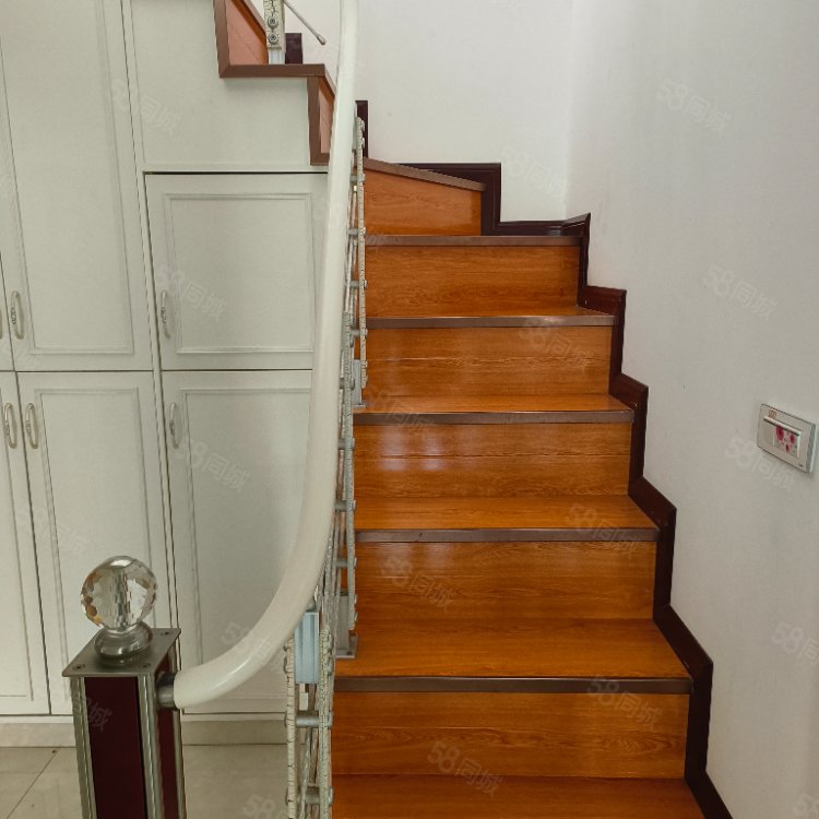 科苑小区4室2厅3卫191㎡南50万