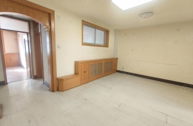 大润发旁，单位家属院，带储藏室，好停车，单价6千加免大税