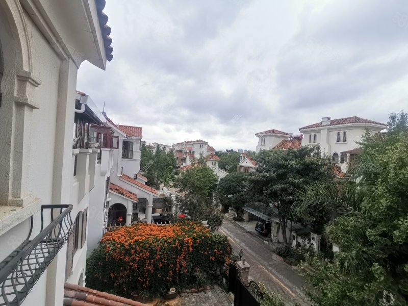 滇池卫城微风岛别墅 地上3层带一层地下室 4房花园50平米