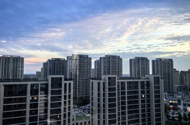 ! 昌润莲城瑞荷园 商业配套成熟 刚需小三居 板楼 诚意出售