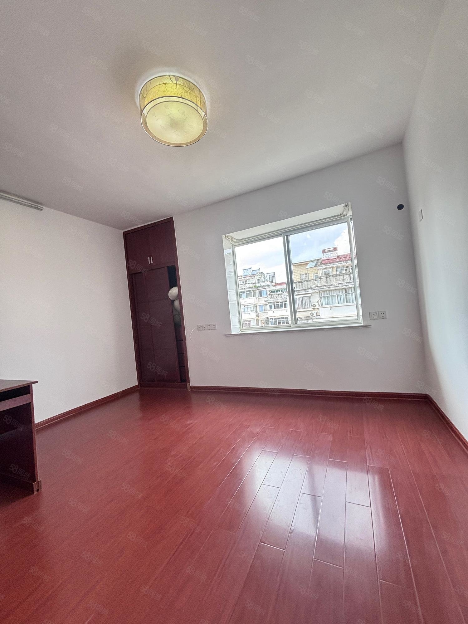 警苑6室2厅3卫169㎡东88万