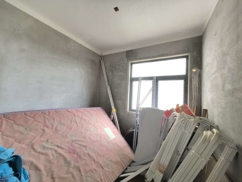凤凰天仙城4室2厅2卫135㎡南北39万