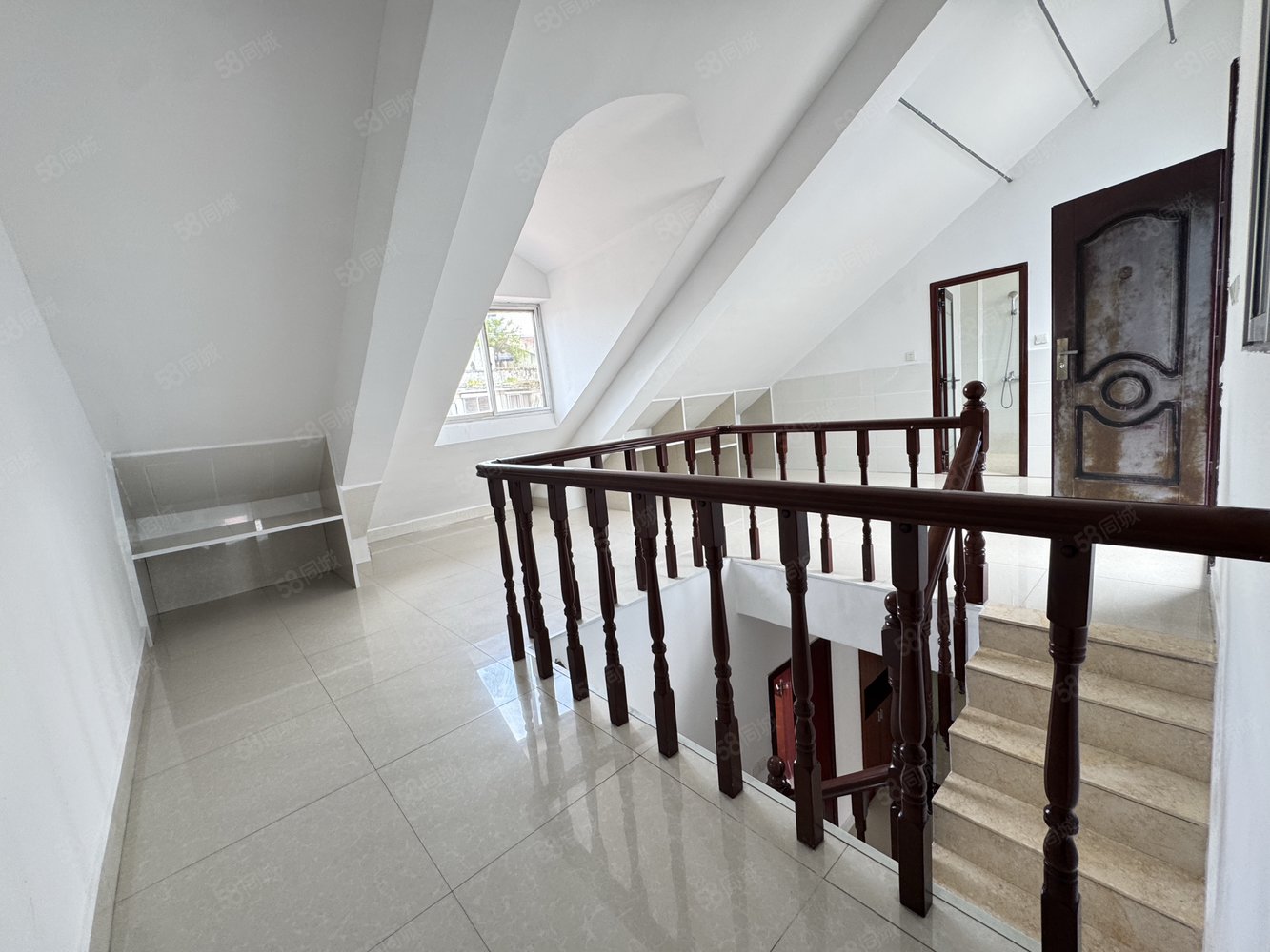 警苑6室2厅3卫160㎡南北79.8万