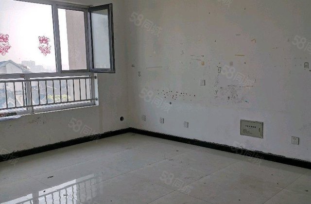 商品房 高楼层视野无遮挡 小三房 南北通透 楼龄新 近医院