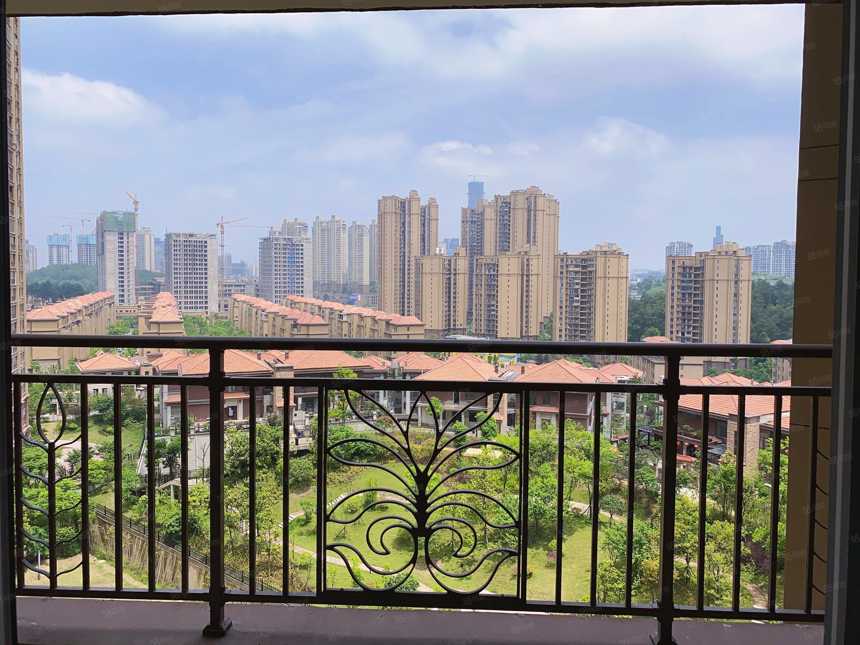 观府壹号四组团(观麓)3室2厅2卫124.61㎡南118万