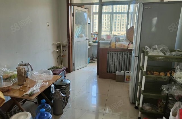 三院对过，超市  配套齐全，毗邻水城中学，房东直卖价格可议