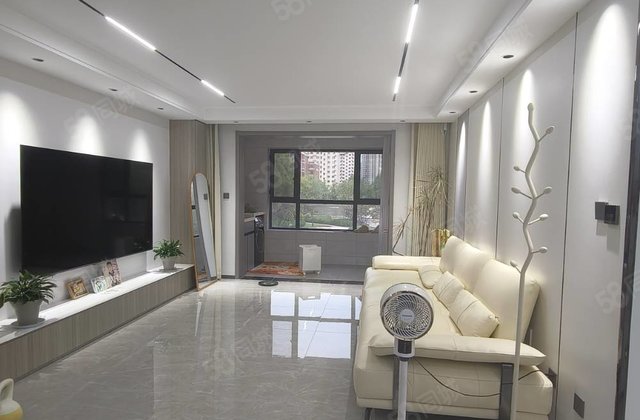 新出莲湖新城精装四室两厅两卫，带车位地下室，随时看房。