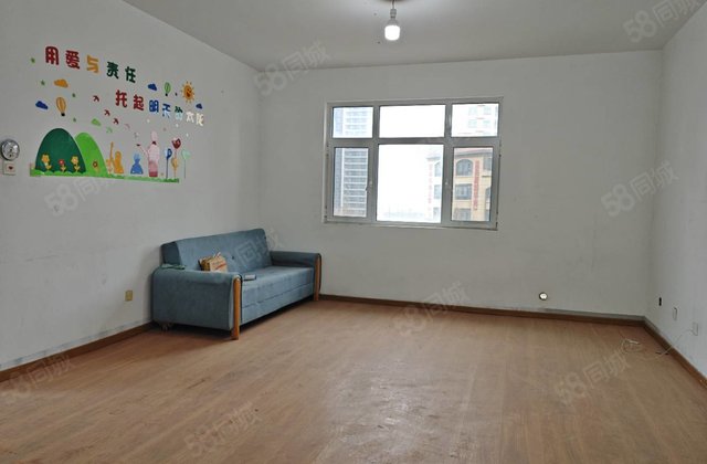 卧室很大！！客厅很大！！边户亮堂