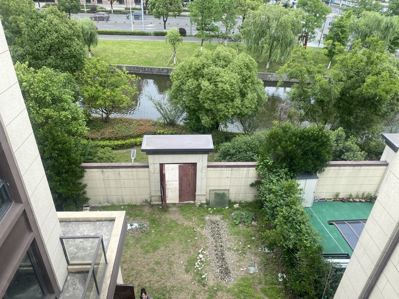 东钱湖澜湖郡别墅东边套出门就是河大花园地下室