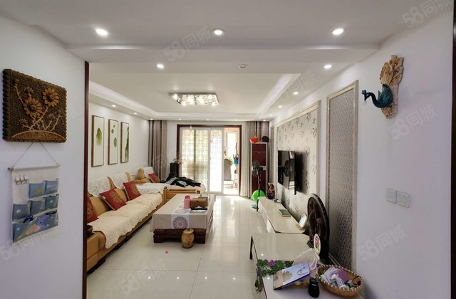 翡翠城一楼带院 带车库储藏室 有证免大税 三室两厅两卫可看房