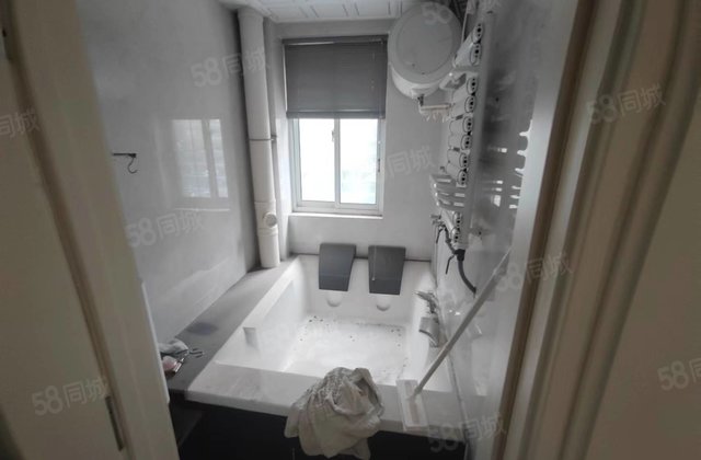 刚需三居 双卫生间 交通便利，带全屋家具家电。房东直卖