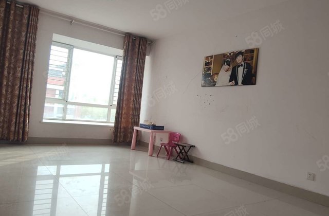 市医院西邻，中通三期，运河边，单价5开头.有钥匙，四室两卫