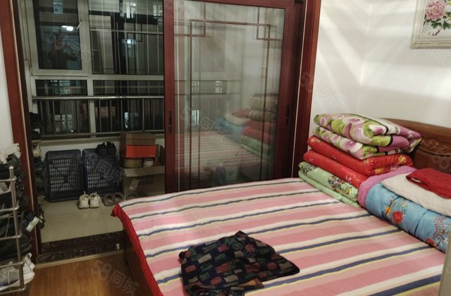 万达附近 多层四楼 单价5000多，有证免大税