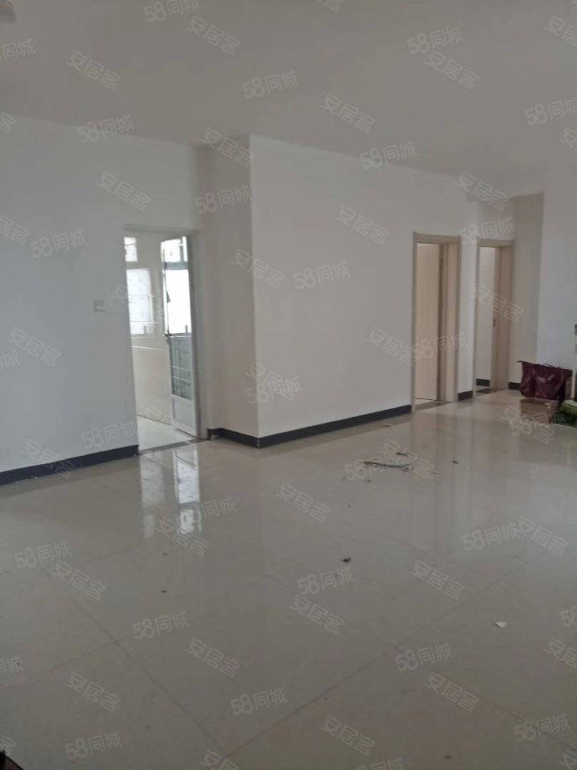 巨人印象小区4室2厅2卫134㎡南45万