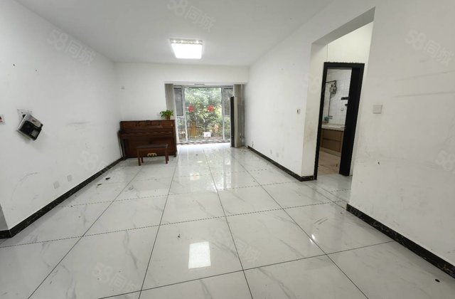 湖边一楼带院子三室两厅两卫117平 仅售115万