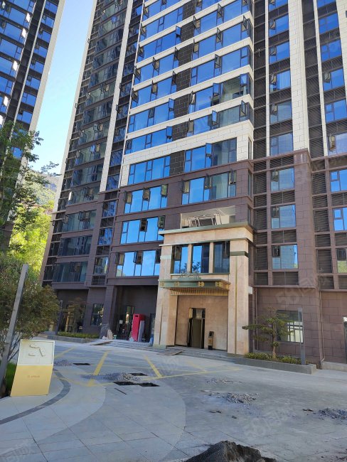 太阳公馆4室2厅2卫143.59㎡南125万