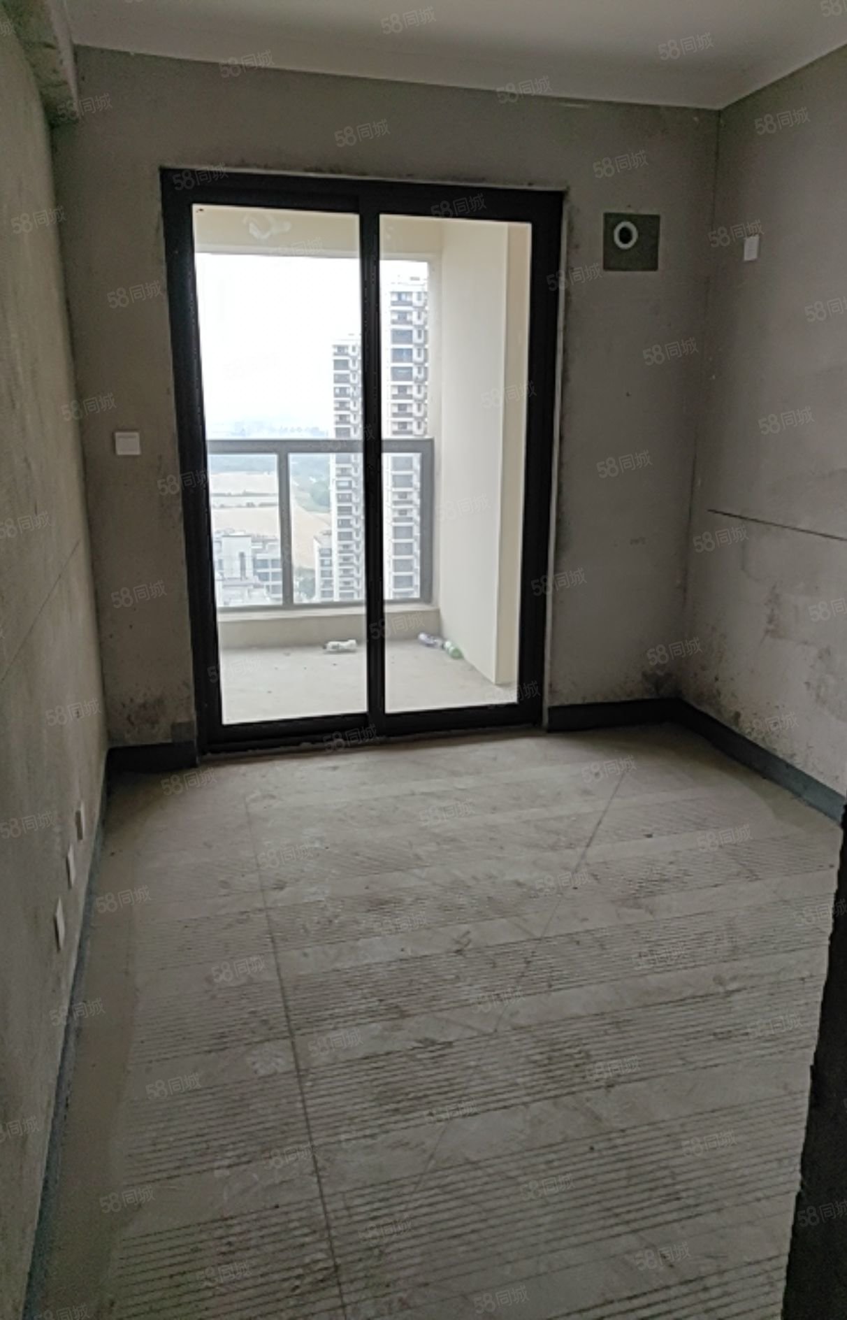 邦泰江山印3室2厅1卫92㎡南60万