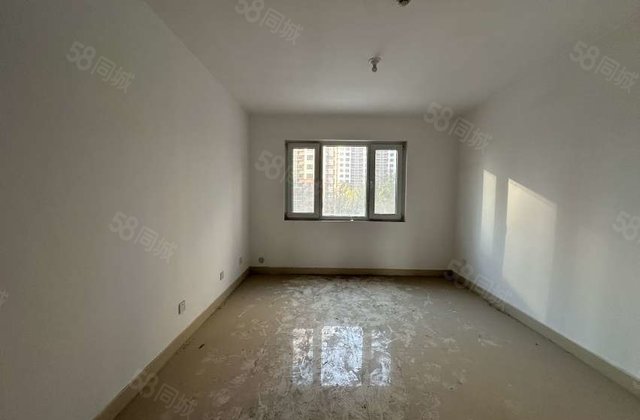 深圳路    校 两室两厅 南北通透免大税 可按揭   即住