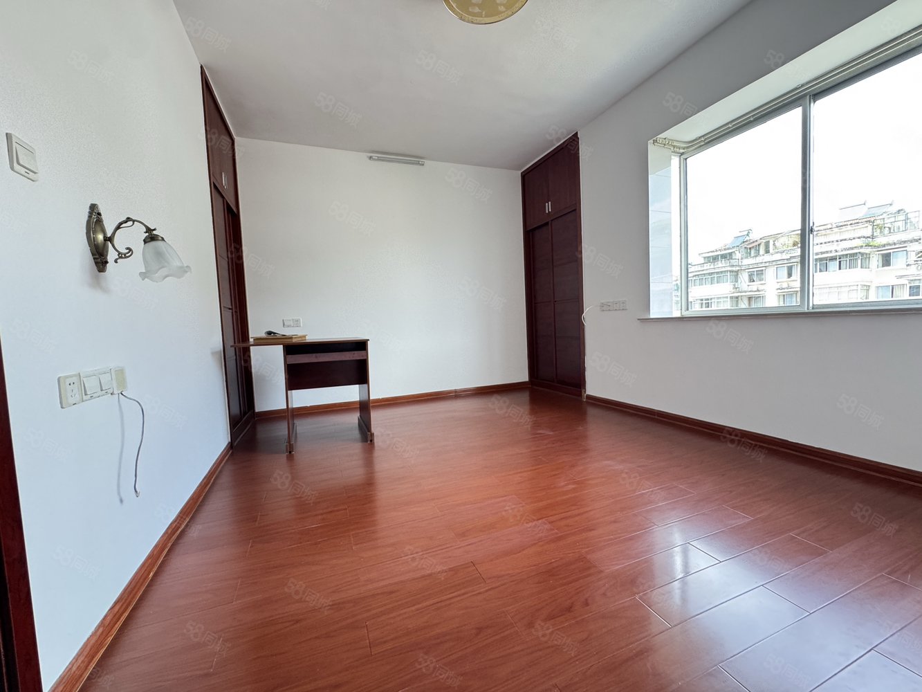 警苑6室2厅3卫160㎡南北79.8万