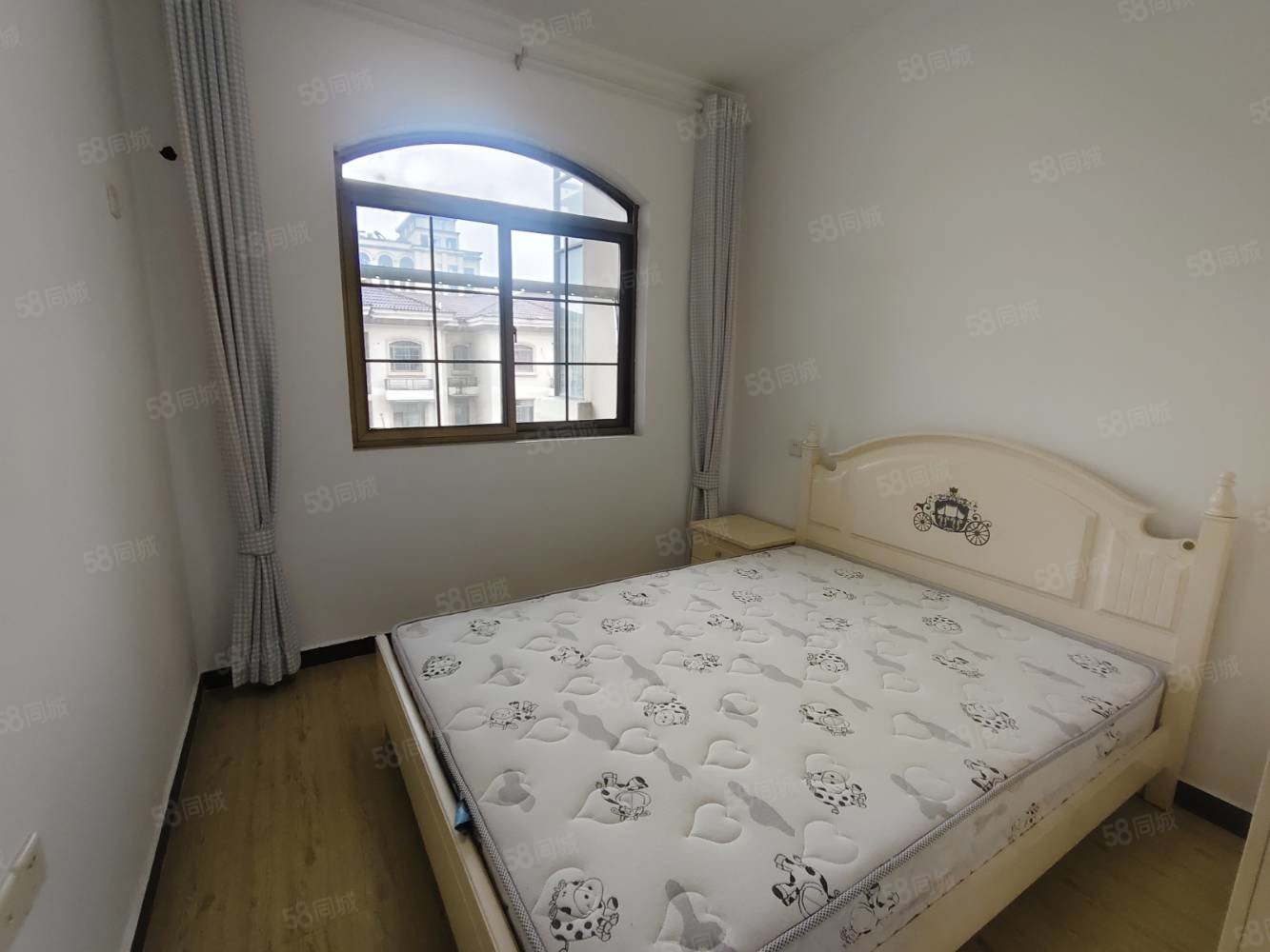 地中海风情7室3厅3卫112㎡南59.8万