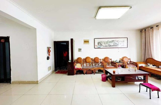 市医院南邻，三室两厅一卫，小高层，小区环境优美，出行购物方便