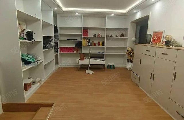市中心精装一楼带院拎包入住免大税可按揭贷款随时看房
