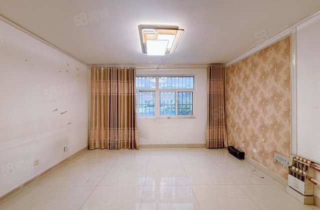 香格里小镇，一楼带院，三室朝阳，房东急售