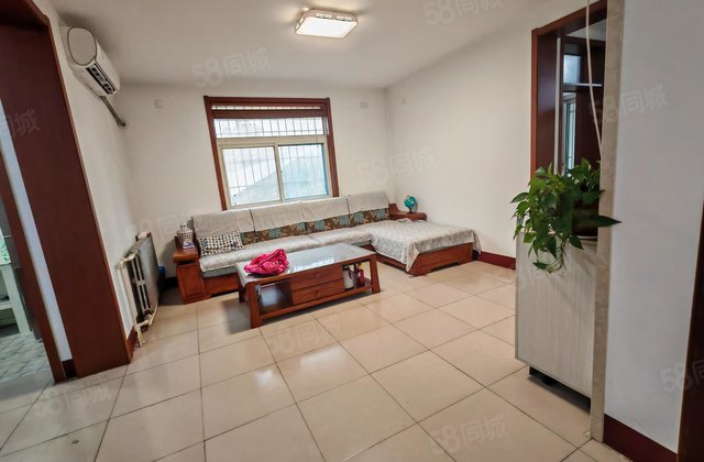 中央帝景 慧德中学附近 步梯一楼 边户 客厅餐厅大窗户