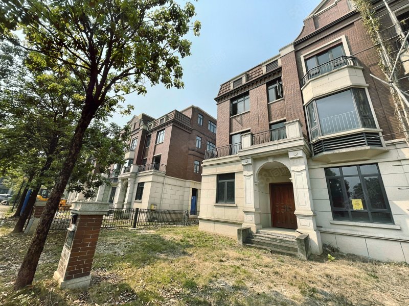 金地城南艺境(别墅)7室2厅4卫263.02㎡南北1400万