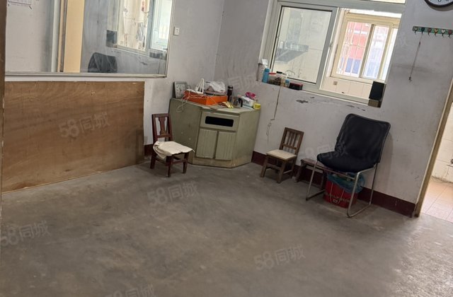 北园小区 亿丰超市旁 多层1楼 停车方便 单价低  随时看房