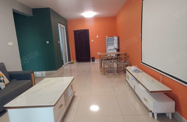 万达广场旁边 电梯大三室 全天采光 精装修 带车位储藏室