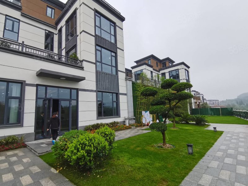 中铁龙盘湖世纪山水(别墅)5室3厅3卫280㎡南北251万