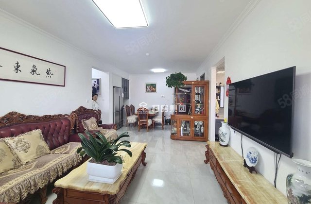 现代御园东边户带车位！三室两厅双卫精装修！诚心出售随时看房！