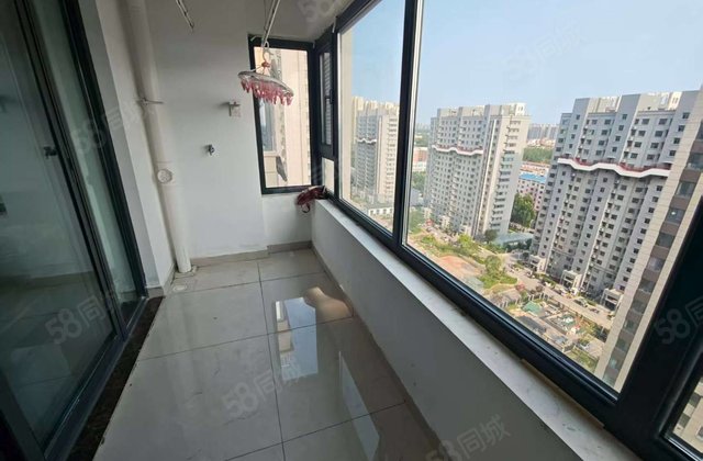 万达附近 电梯现房嘎嘎新 三叶草户型 17楼免大税 带车位