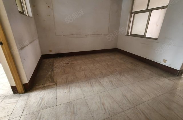 湖边一路之隔，孝心1楼乐园小区，财局家属院，停车方便有钥匙
