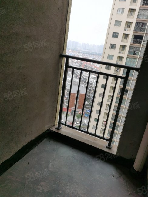 鸿坤国际3室2厅2卫120.98㎡南北72万