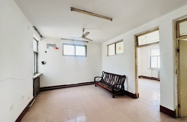 市中心多层二楼 东边户大三室 执法局家属院 小区干净停车方便