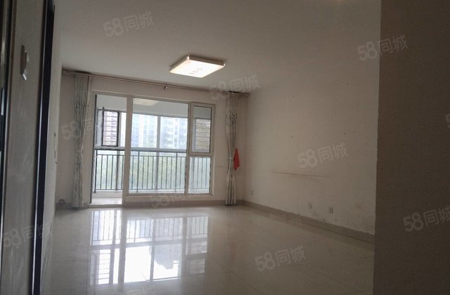 急售，送车位，客厅带阳台，年轻人安家置业，阿尔卡迪亚五期