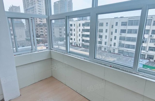 建设路南水晶丽城西区对面。多层地暖房！高档装修带储藏室！五楼